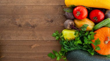 Hasat et. Ahşap arka planda sonbahar sebzeleri. Vejetaryen yemeği. Mizanpaj en üst düzeyde. Pankart.