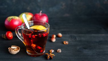 Siyah ahşap arka planda böğürtlen ve elmalı sonbahar çayı. Pankart. Metin için bir yer.