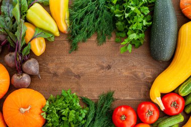 Hasat et. Ahşap arka planda sonbahar sebzeleri. Vejetaryen organik gıda. Mizanpaj en üstte.. 