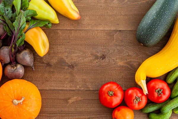 Cosecha. Verduras de otoño sobre un fondo de madera. Comida vegana. El diseño es una vista superior. Banner. — Foto de Stock