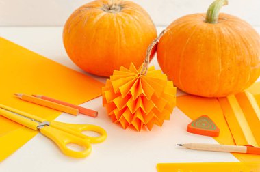 Sonbahar el sanatları. Şükran Günü el sanatları. Kağıttan yapılmış balkabağı. ÇEVİR.