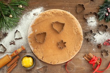 Noel kurabiyesi pişirme süreci. Kahverengi ahşap arka planda Noel yemeği.