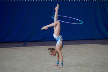 Genç profesyonel jimnastikçi yarışmalarda performansını