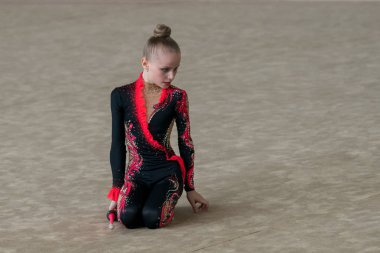 Genç profesyonel jimnastikçi yarışmalarda performansını