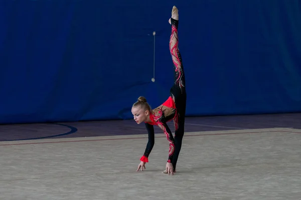 Výkon Mladého Profesionální Gymnastkou Soutěžích — Stock fotografie