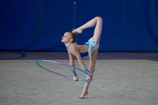 Výkon Mladého Profesionální Gymnastkou Soutěžích — Stock fotografie