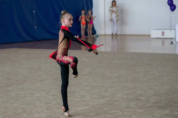 Výkon Mladého Profesionální Gymnastkou Soutěžích — Stock fotografie