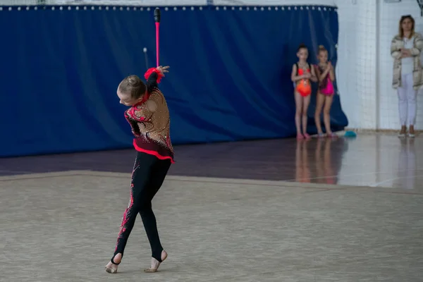 Výkon Mladého Profesionální Gymnastkou Soutěžích — Stock fotografie