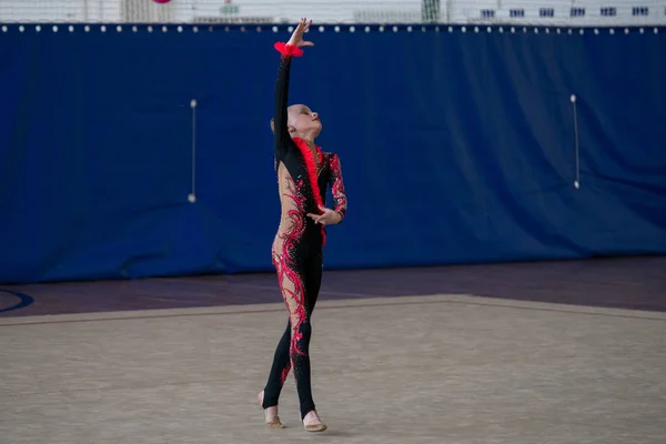 Realización Joven Gimnasta Profesional Competiciones — Foto de Stock