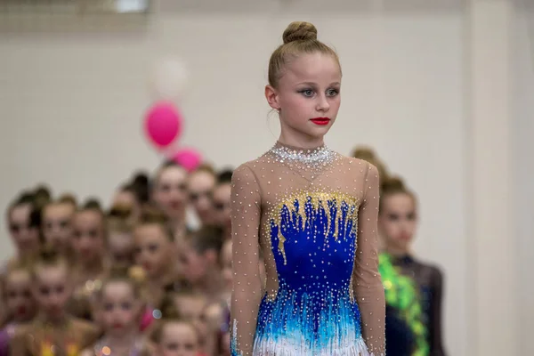 Výkon Mladého Profesionální Gymnastkou Soutěžích — Stock fotografie