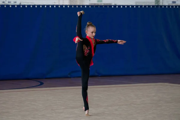 Výkon Mladého Profesionální Gymnastkou Soutěžích — Stock fotografie