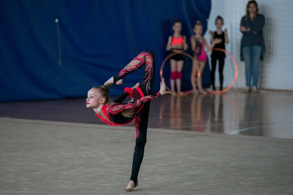 Выступление Молодой Профессиональной Гимнастки Соревнованиях — стоковое фото