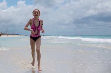Otel ve plajları yakınındaki yaz aylarında okyanus kıyısında kalan fotoğraf