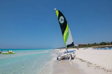 Sandy beach okyanus dalgaları ile üzerinde