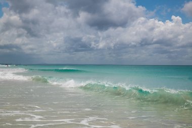 Sandy beach okyanus dalgaları ile üzerinde