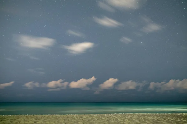 Písečná Pláž Noci Proti Hvězdné Oblohy — Stock fotografie