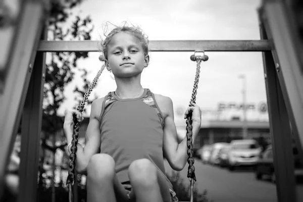 Schwarz Weiß Foto Eines Kleinen Mädchens Spielt Auf Einem Modernen — Stockfoto