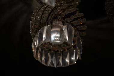 Ampul loş karanlıkta parlar