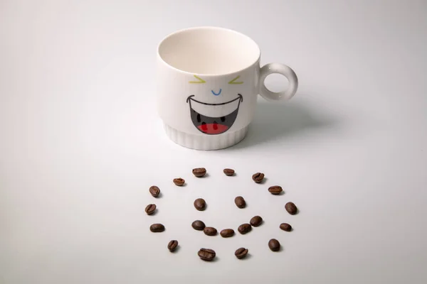 Bir Desen Kahve Çekirdekleri Ile Beyaz Fincan — Stok fotoğraf