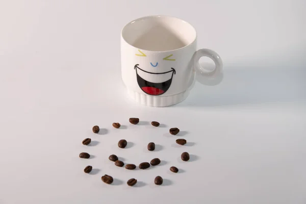 Weiße Tasse Mit Muster Und Kaffeebohnen — Stockfoto