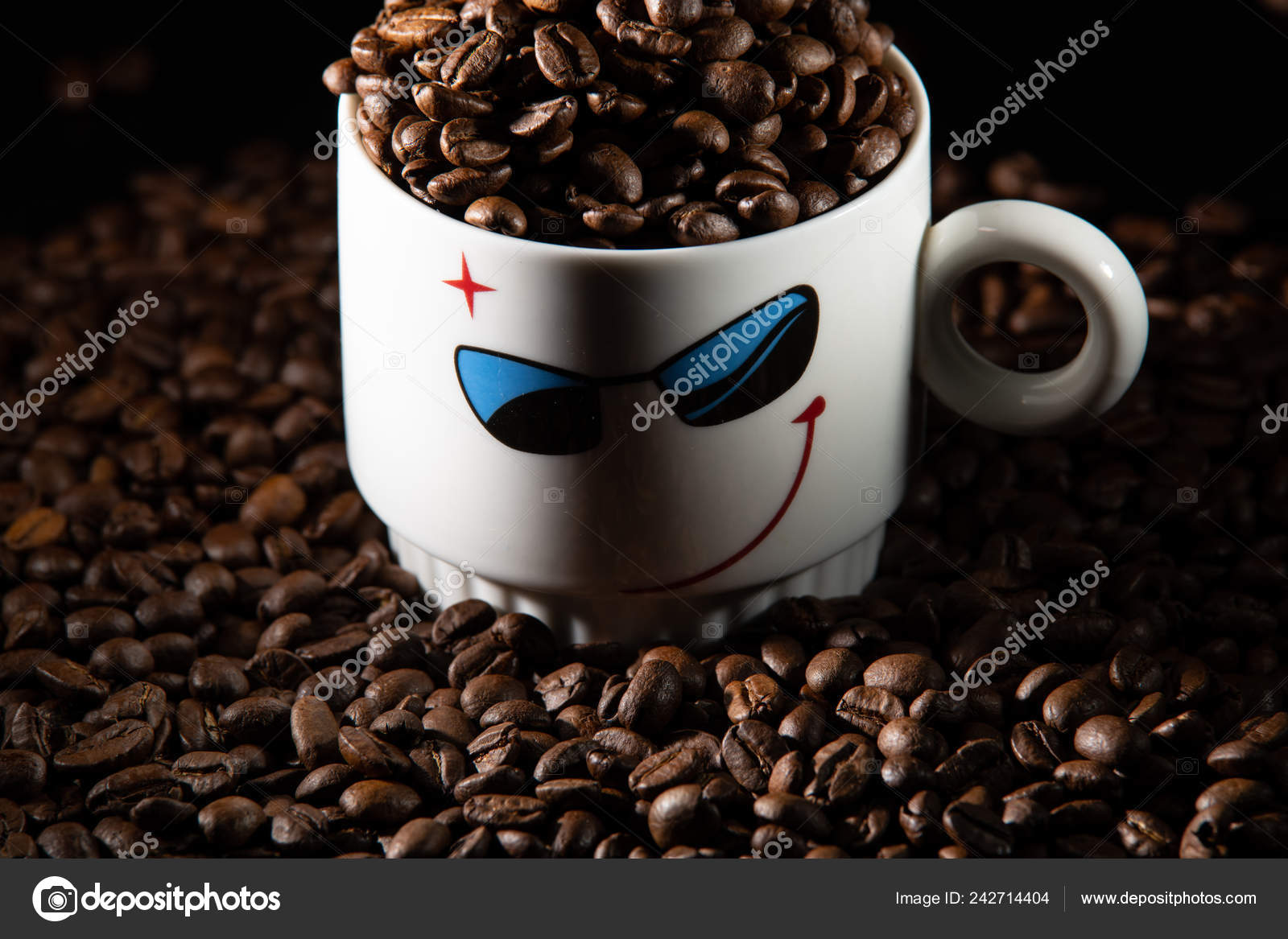 パターンと黒の背景のコーヒーの粒の白いカップ ストック写真 C Darkbercut