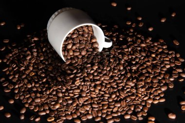 bir desen ve taneleri kahve siyah bir zemin üzerine beyaz bardak