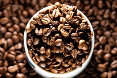 bir desen ve taneleri kahve siyah bir zemin üzerine beyaz bardak