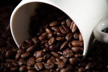 bir desen ve taneleri kahve siyah bir zemin üzerine beyaz bardak