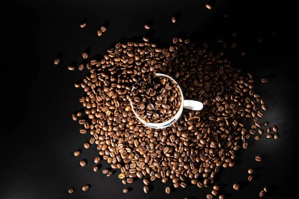 Xícaras Brancas Com Padrão Grãos Café Fundo Preto — Fotografia de Stock