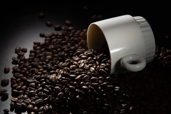 Xícaras Brancas Com Padrão Grãos Café Fundo Preto — Fotografia de Stock