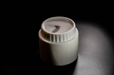 bir desen ve taneleri kahve siyah bir zemin üzerine beyaz bardak