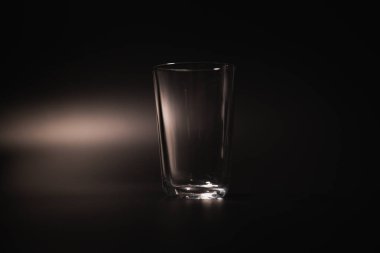 Bir bardak su içinde siyah bir zemin üzerine dökülür