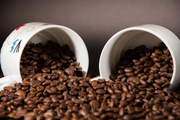 Xícaras Brancas Com Padrão Grãos Café Fundo Preto — Fotografia de Stock