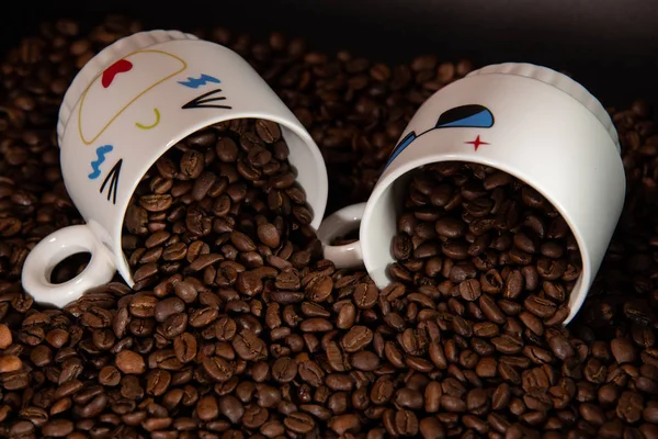 Weiße Tassen Mit Muster Und Kaffeekörner Auf Schwarzem Hintergrund — Stockfoto