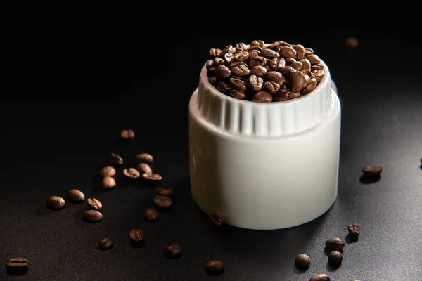 Bir Desen Taneleri Kahve Siyah Bir Zemin Üzerine Beyaz Bardak — Stok fotoğraf