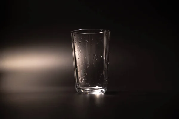 Sur Fond Noir Dans Verre Eau Versé — Photo