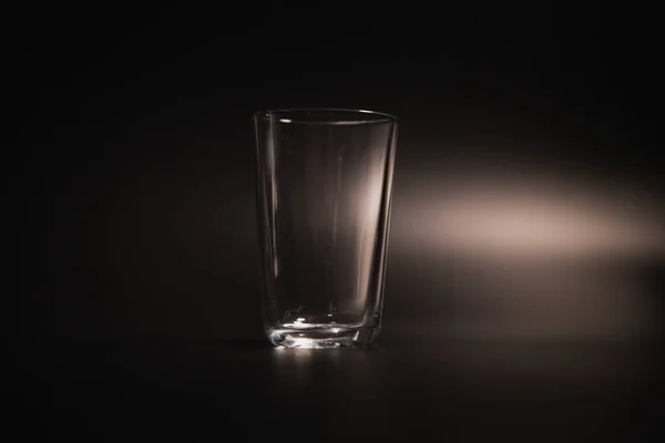 Agua Vierte Vaso Transparente Sobre Fondo Oscuro — Foto de Stock