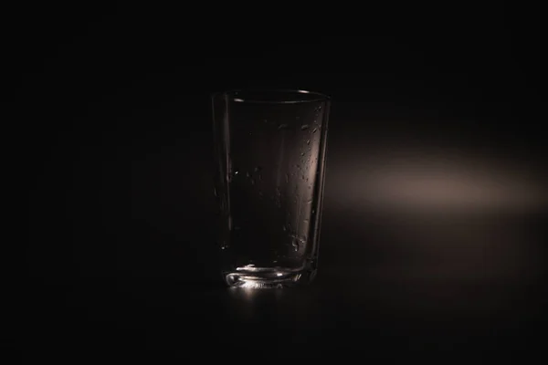 Água Derramada Vidro Transparente Fundo Escuro — Fotografia de Stock