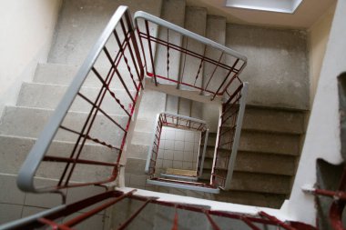 merdiven bir Fibonacci spiral şeklinde evin girişinde