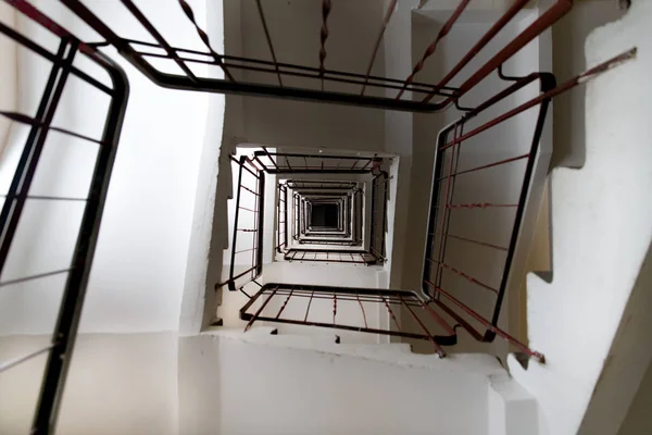 merdiven bir Fibonacci spiral şeklinde evin girişinde