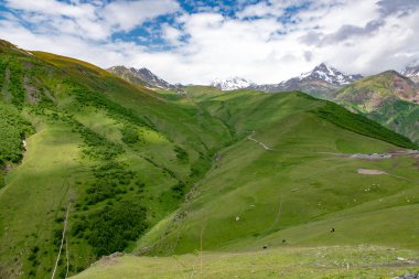 gökyüzü ve bulutlar karşı dağların güzel panoramalar