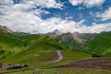 gökyüzü ve bulutlar karşı dağların güzel panoramalar