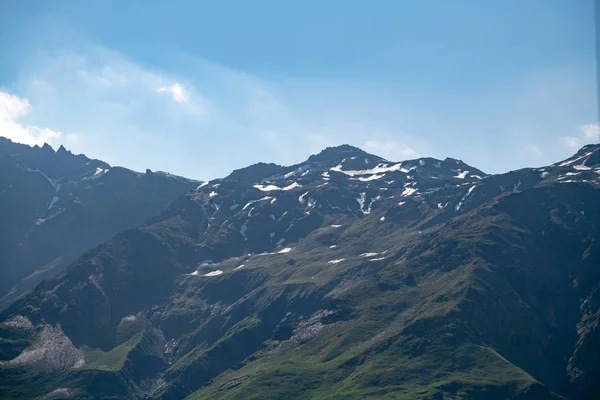 Belos Panoramas Das Montanhas Contra Céu Nuvens — Fotografia de Stock