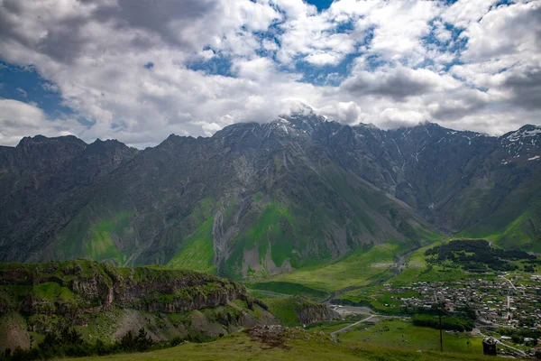 Gyönyörű Panorámaképek Hegyek Ellen Felhők — Stock Fotó