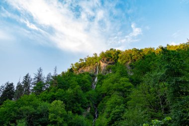 gökyüzü ve bulutlar karşı dağların güzel panoramalar
