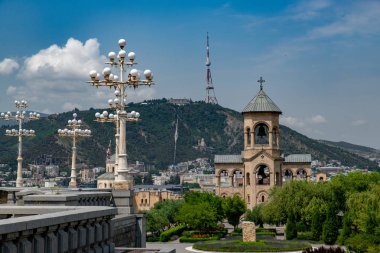 gökyüzüne karşı şehir binası