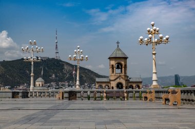 gökyüzüne karşı şehir binası