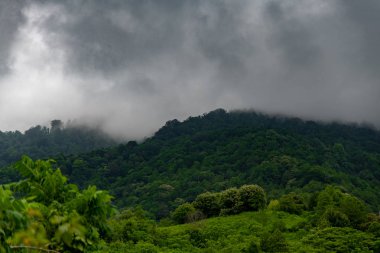 gökyüzü ve bulutlar karşı dağların güzel panoramalar