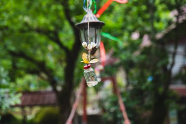 nehir üzerinde kablo köprü üzerinde renkli kurdeleler ile el feneri