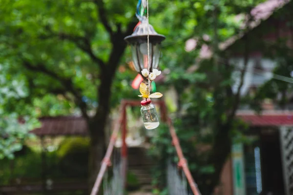 Lampe Poche Avec Des Rubans Colorés Sur Pont Câble Travers — Photo